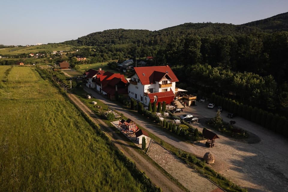 Property building, Day, Natural landscape, Bird's eye view, Area and facilities, Location