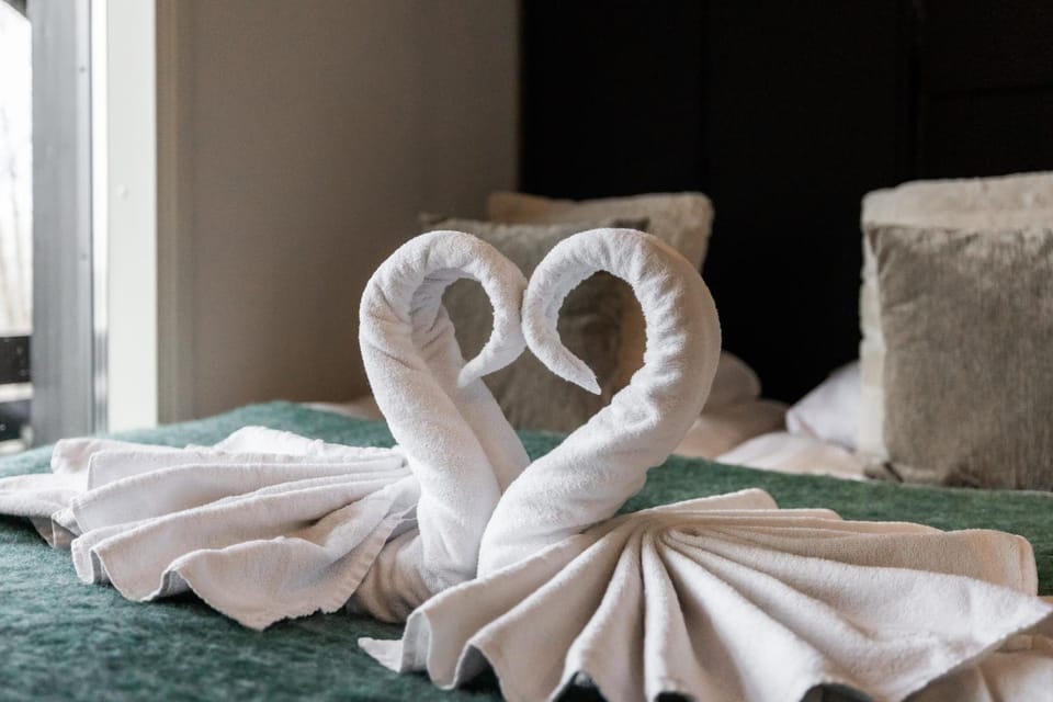 Bed, Bedroom, towels