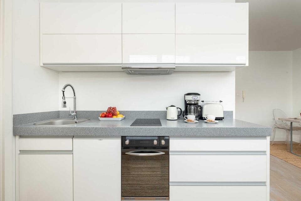 Coffee/tea facilities, Kitchen or kitchenette, stove, toaster