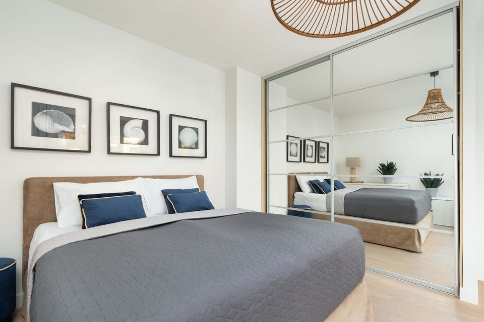 Bed, Photo of the whole room, Seating area, Bedroom