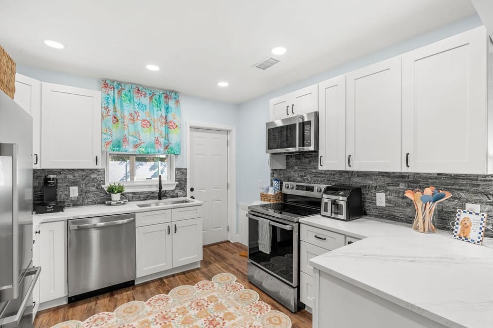 Coffee/tea facilities, Kitchen or kitchenette, dishwasher, microwave, oven, stove, toaster