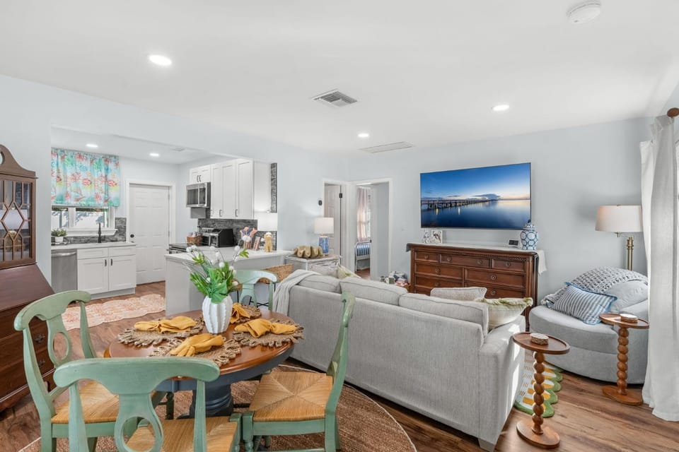 TV and multimedia, Kitchen or kitchenette, Living room, Food and drinks, Seating area, Dining area, Food