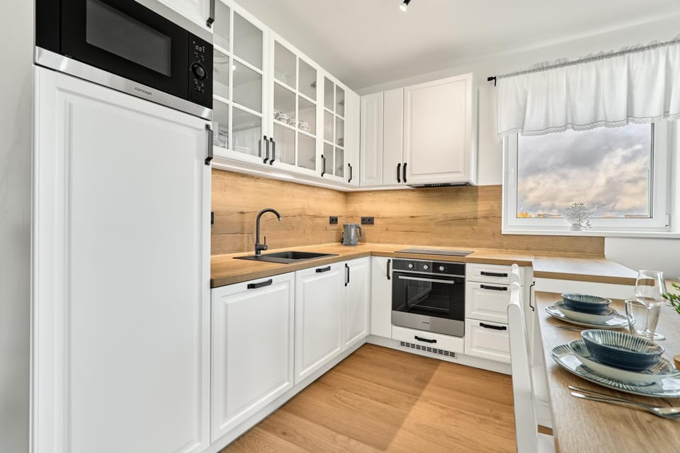 Kitchen or kitchenette, microwave, oven, stove