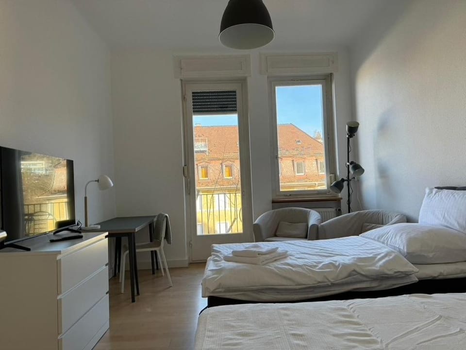 6 Einzelbetten - 4 Zimmer - eigener PARKPLATZ - Balkon Apartment in Pforzheim