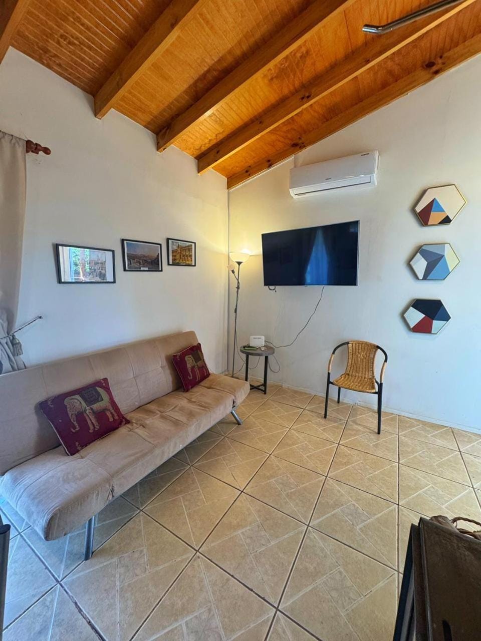 Communal lounge/ TV room, TV and multimedia, Living room, air conditioner