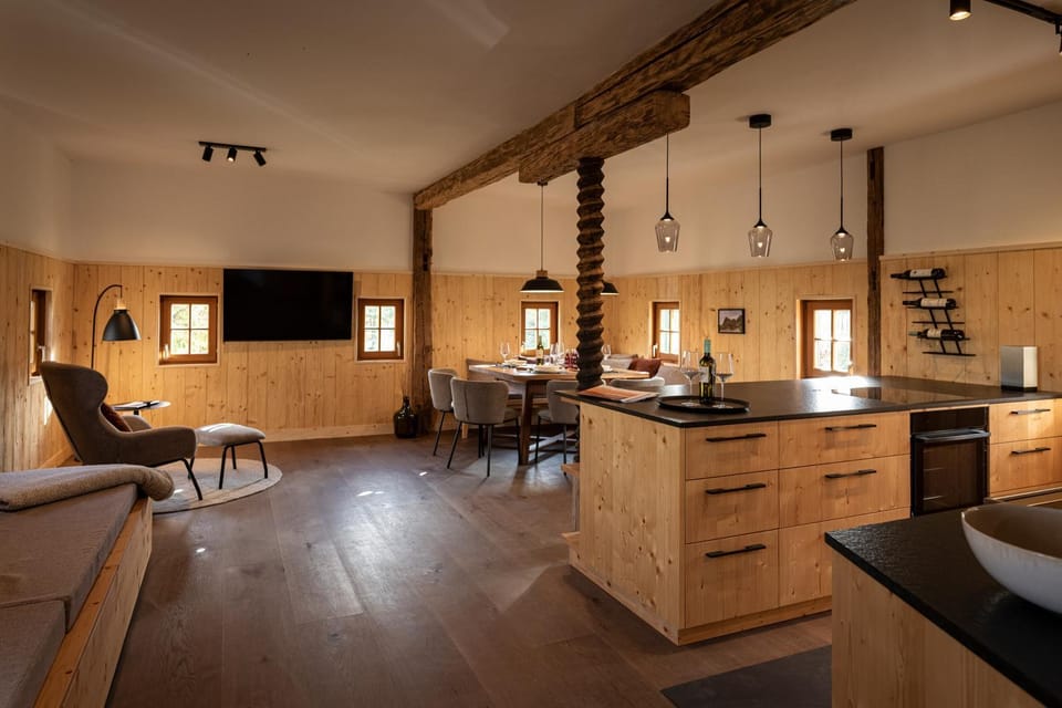 TV and multimedia, Kitchen or kitchenette, Living room, Seating area, Dining area