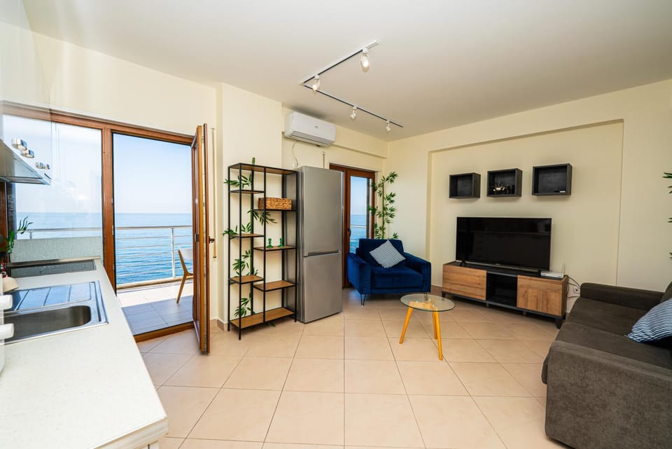 Communal lounge/ TV room, Natural landscape, TV and multimedia, Living room, Seating area, Evening entertainment, Sea view
