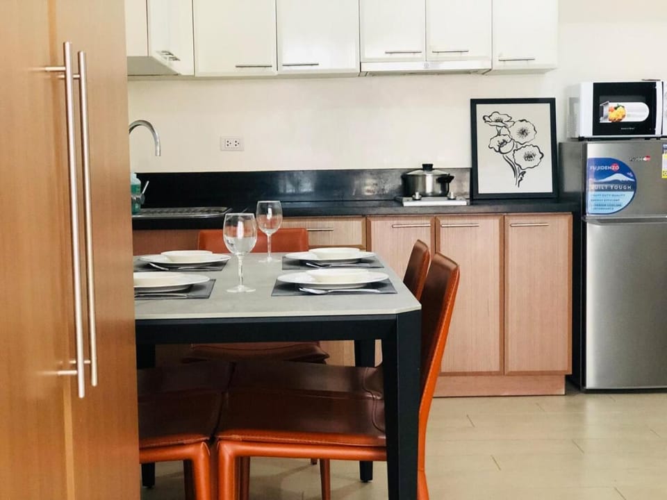 Grand view Venice 1BR with balcony near BGC Apartment in Makati