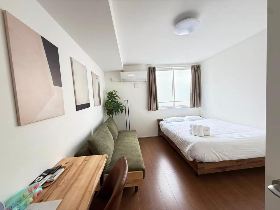 Bed, towels, air conditioner