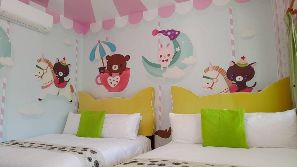 Photo of the whole room, Bedroom