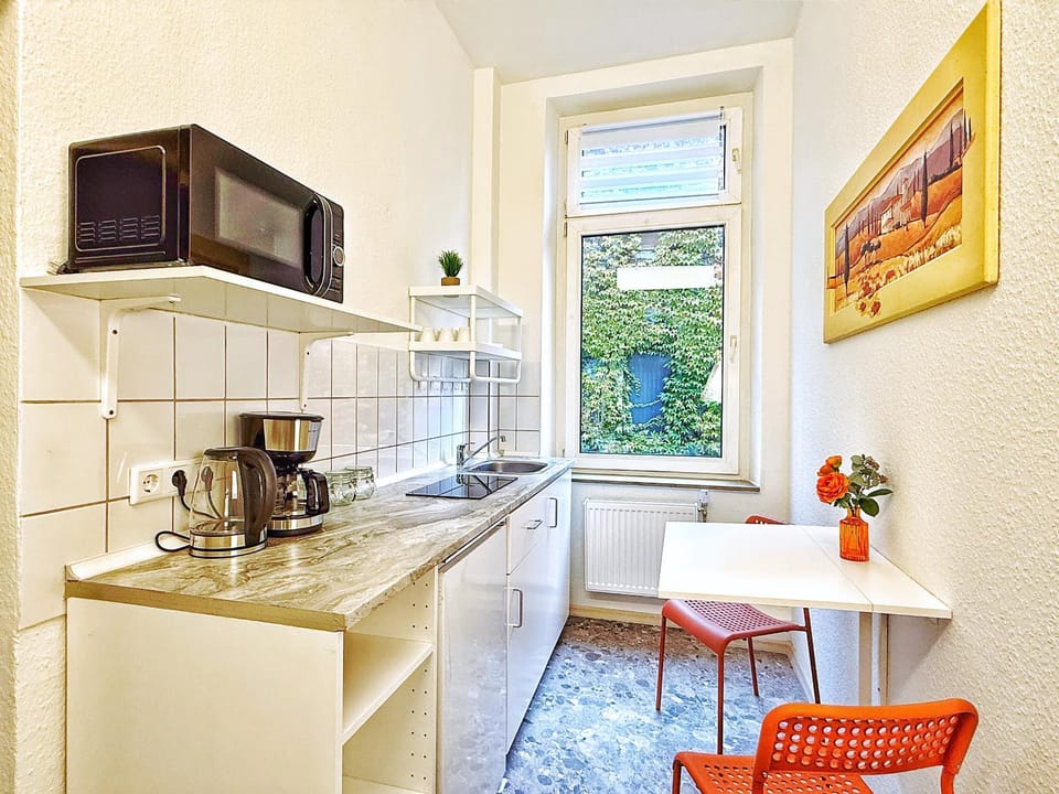 Kitchen or kitchenette, Dining area, stove