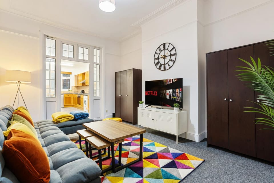 Central LDN 3-Bed Sleeps 8, Garden & Parking Apartment in London