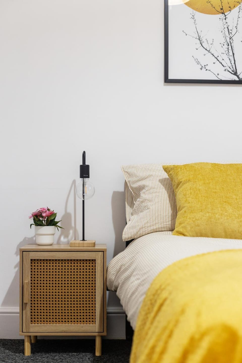 Central LDN 3-Bed Sleeps 8, Garden & Parking Apartment in London