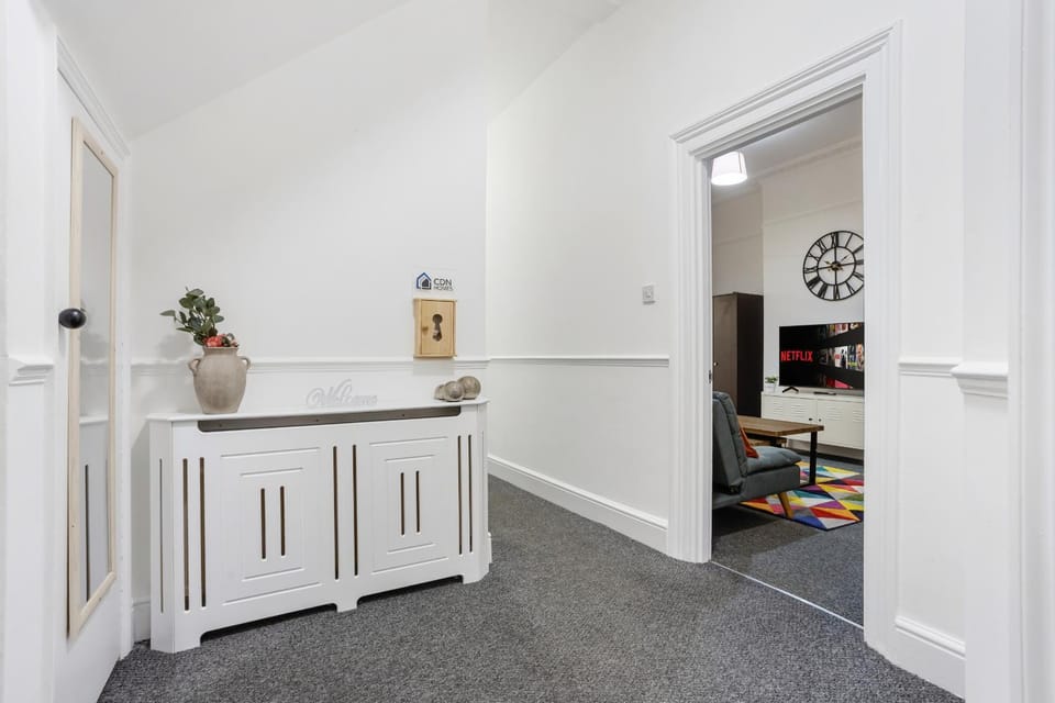 Central LDN 3-Bed Sleeps 8, Garden & Parking Apartment in London