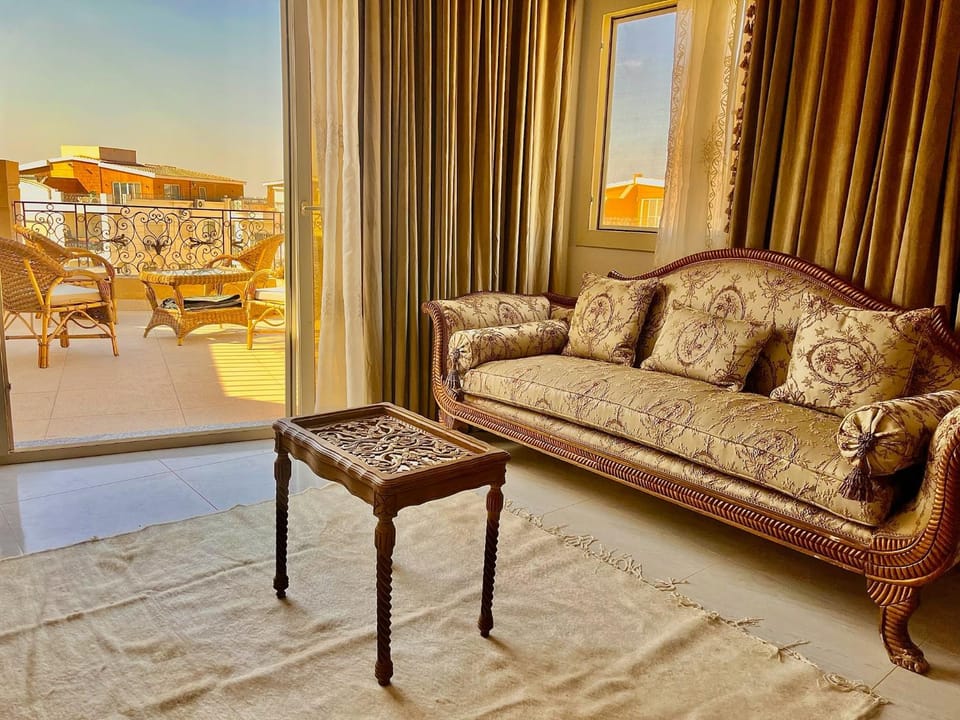 3BR Penthouse Next to Mall l Free Airport Pickup Apartment in New Cairo City