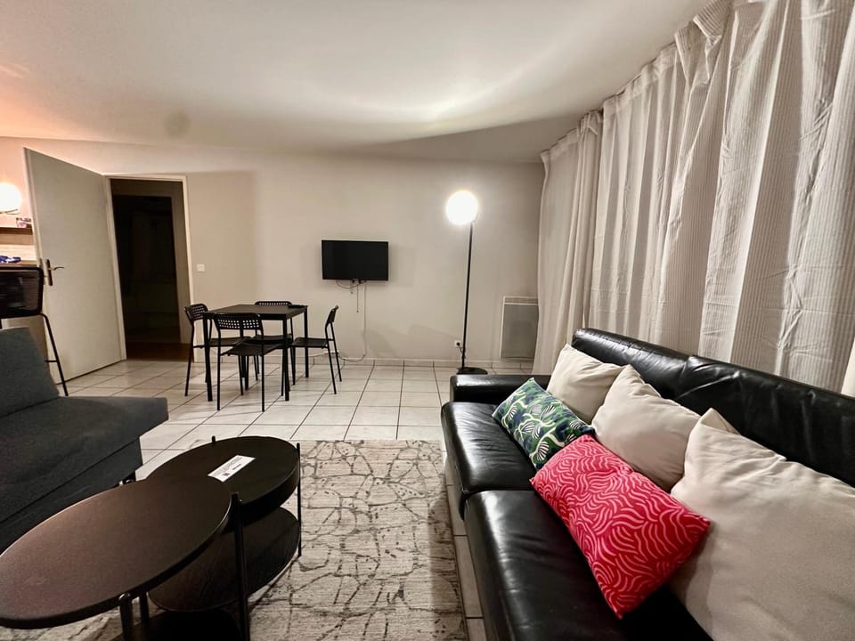 KAALA STAYS - Family apt Disney - Paris Garden Parking Apartment in Noisy-le-Grand