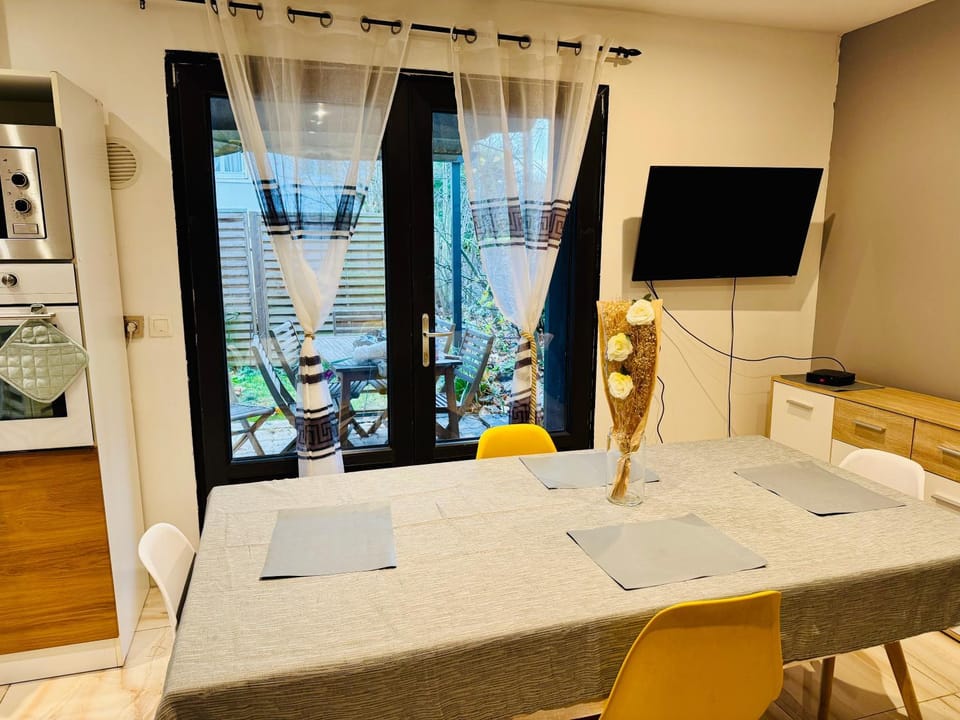 TV and multimedia, Dining area