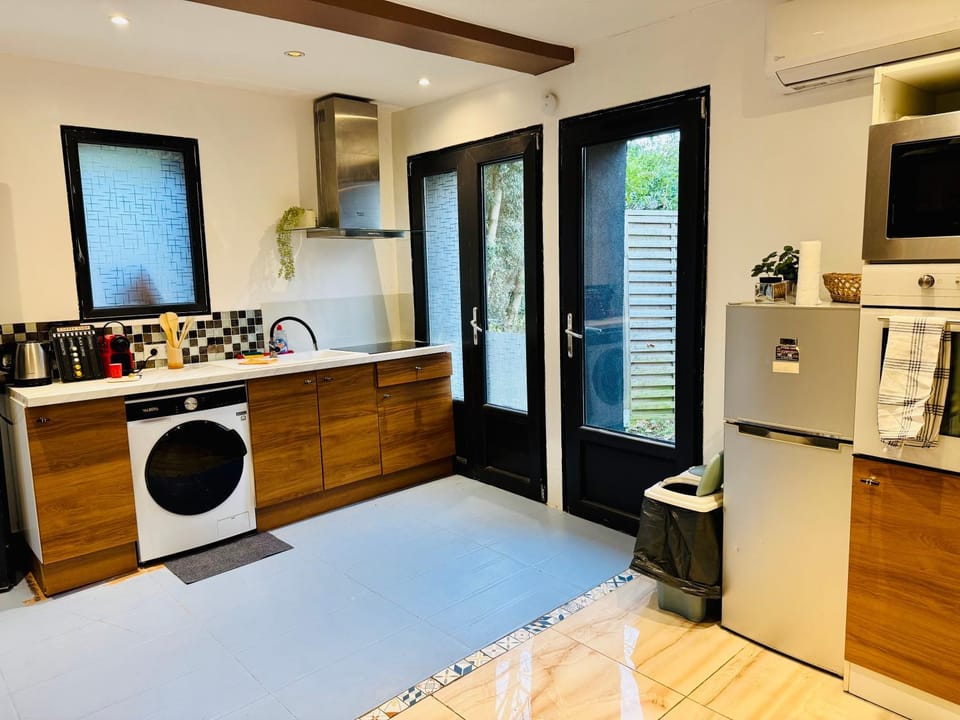 Coffee/tea facilities, Kitchen or kitchenette, oven, toaster, washing machine, dryer