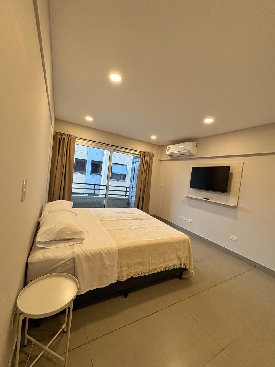 Bed, TV and multimedia, air conditioner