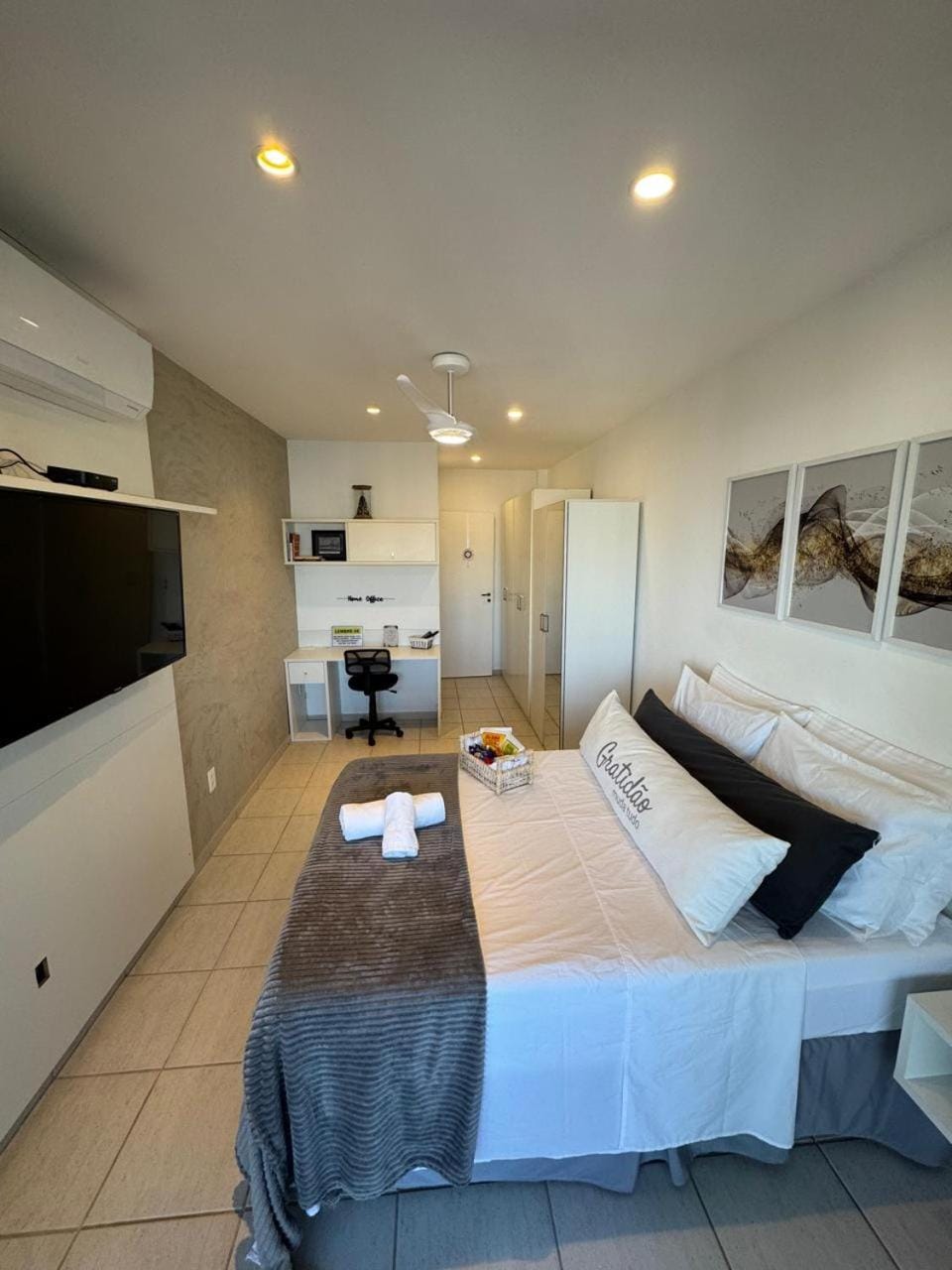 Bed, TV and multimedia, Photo of the whole room, Bedroom, Area and facilities, wardrobe, air conditioner