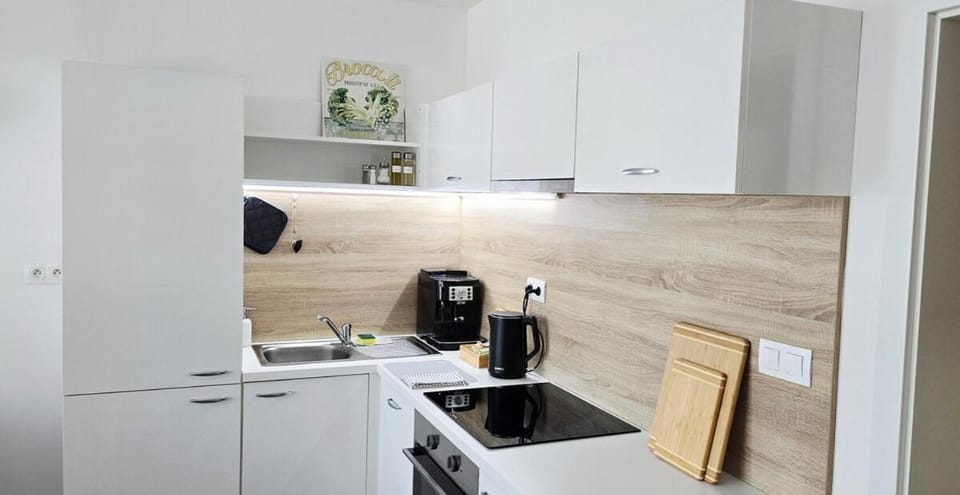 Coffee/tea facilities, Kitchen or kitchenette, oven, stove
