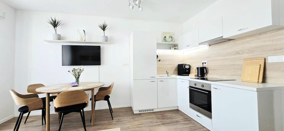 TV and multimedia, Coffee/tea facilities, Kitchen or kitchenette, Dining area, dishwasher, oven, stove