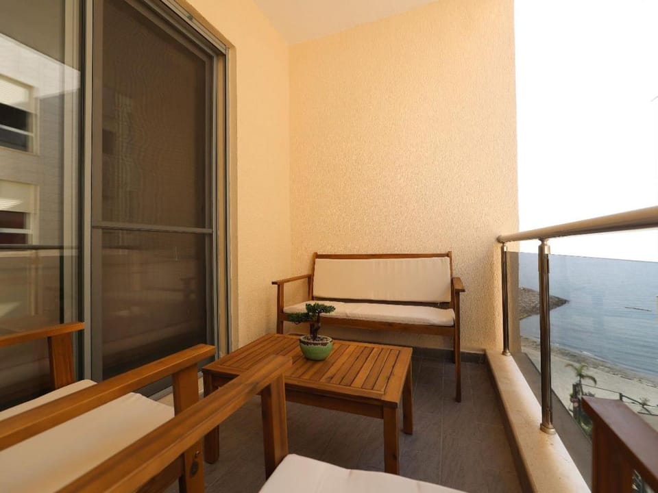 View (from property/room), Balcony/Terrace, Seating area, Sea view