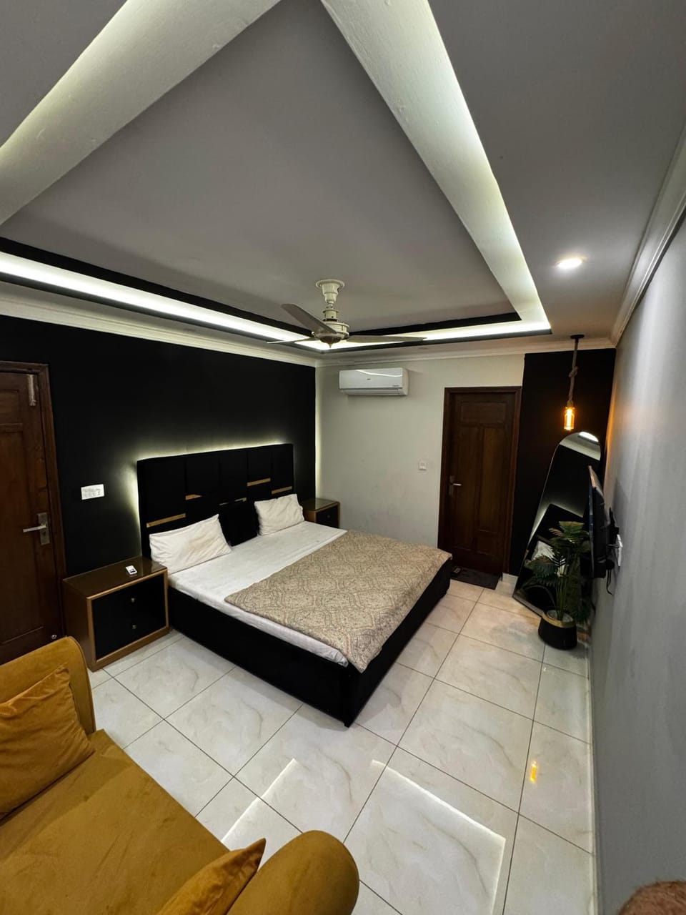 Bed, TV and multimedia, Living room, Bedroom, air conditioner