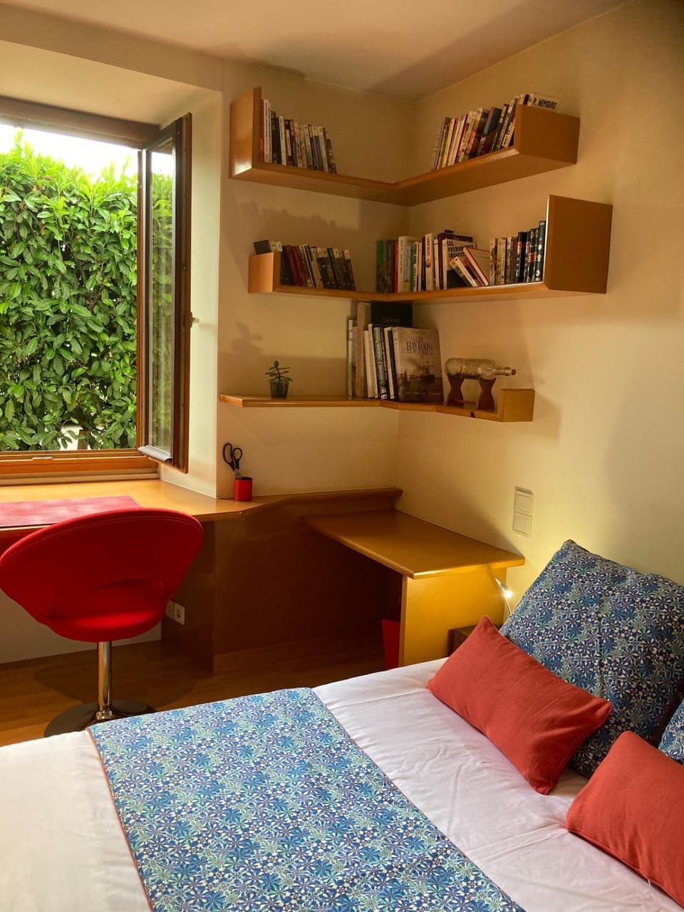 Seating area, Bedroom