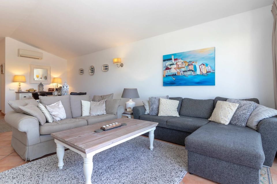 Townhouse 12 with amazing sea views House in Ferragudo