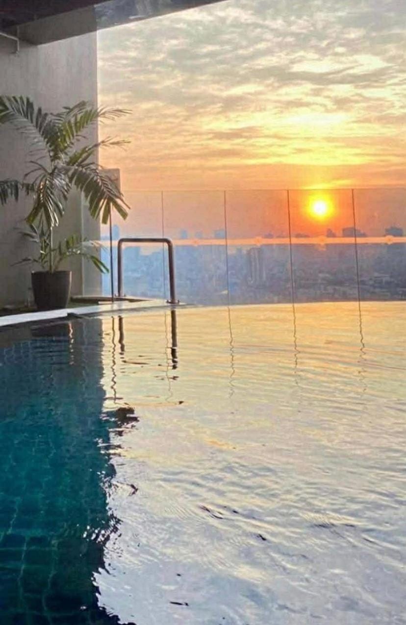Spacious High Ceiling 2 BR 66th Flr corner unit with Balconies - FREE Sauna Pool Gym View of Skyline Manila Bay-Sunset Apartment in Makati