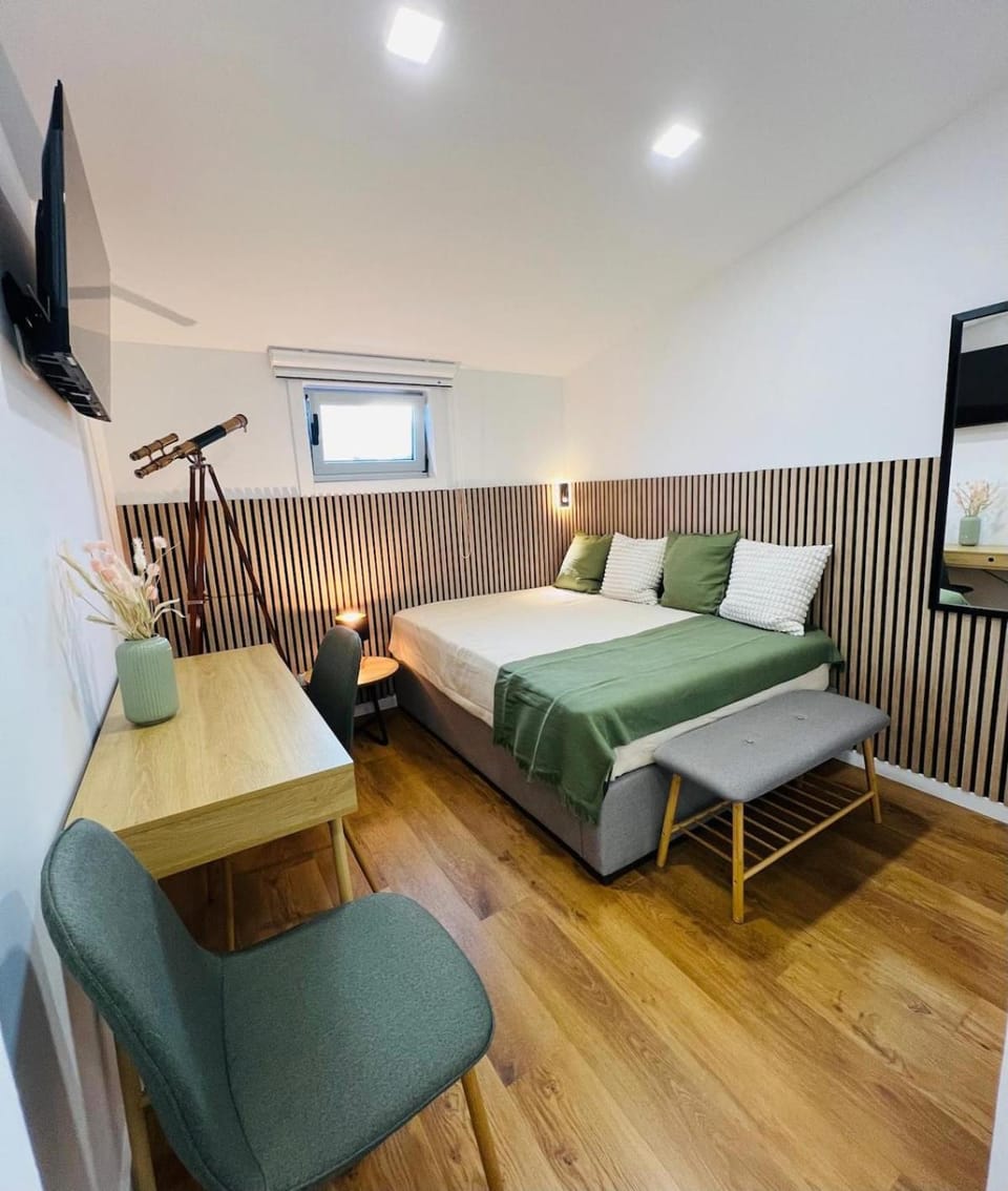 TV and multimedia, Seating area, Bedroom