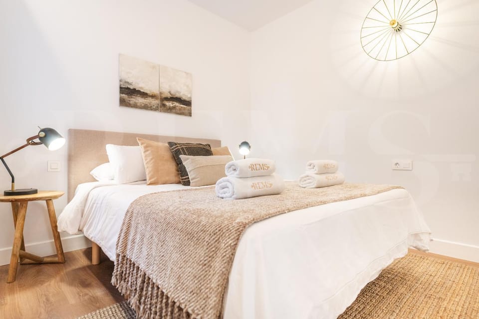 Bed, Bedroom, towels