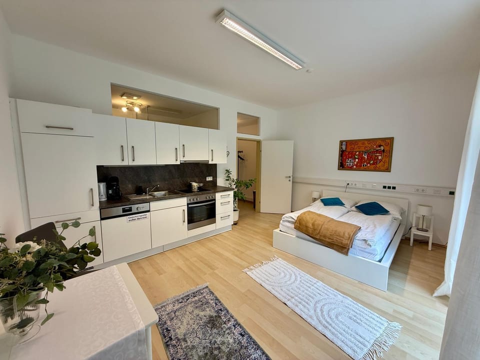 Bed, Kitchen or kitchenette, Living room, Photo of the whole room, Seating area, Bedroom, oven, pet friendly, stove