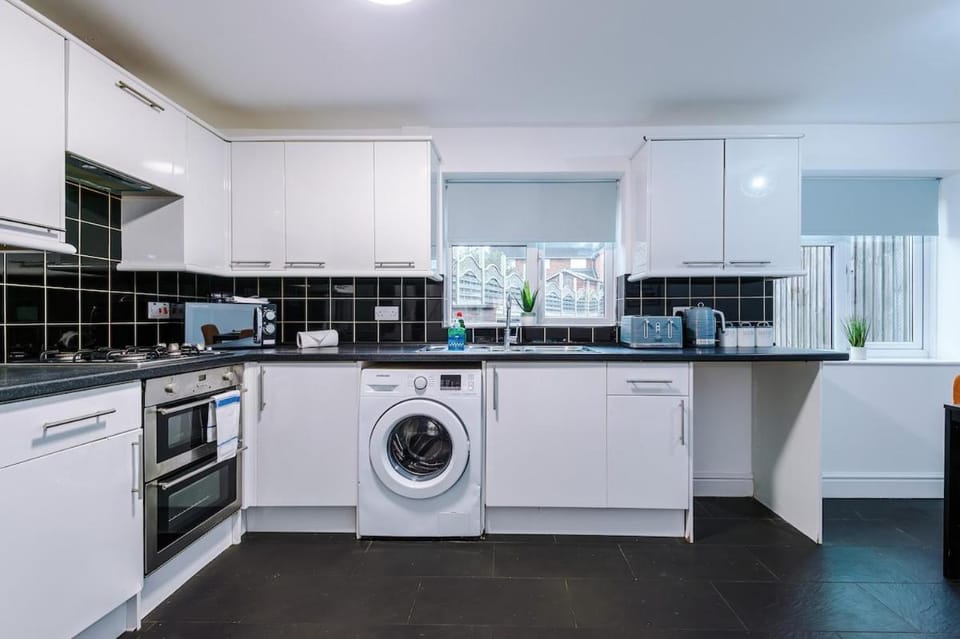 Leamington Spa 2Bed Oasis - Driveway Parking, WiFi, Free Netflix, Prime & Disney House in Royal Leamington Spa