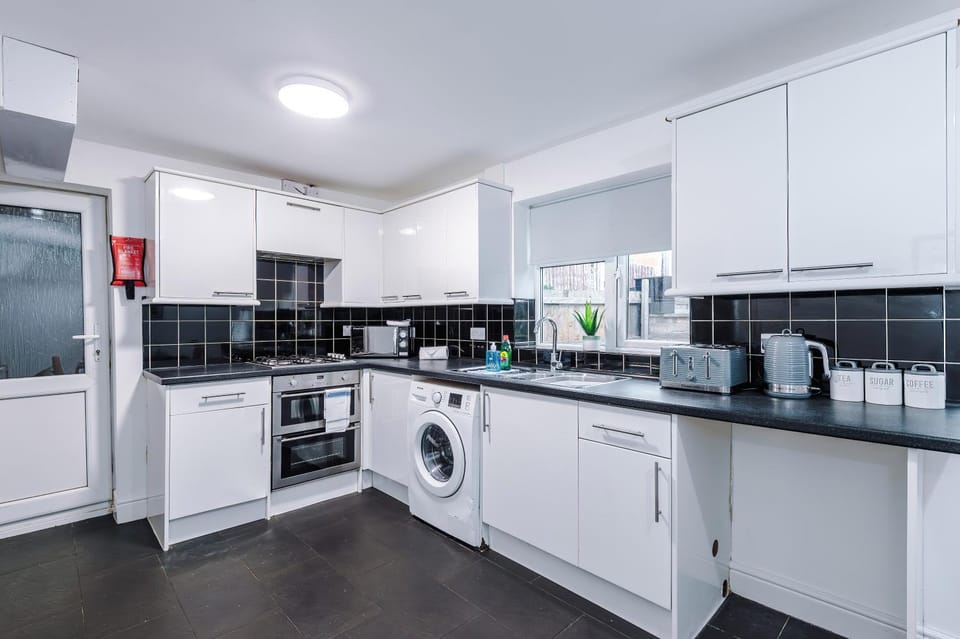 Leamington Spa 2Bed Oasis - Driveway Parking, WiFi, Free Netflix, Prime & Disney House in Royal Leamington Spa