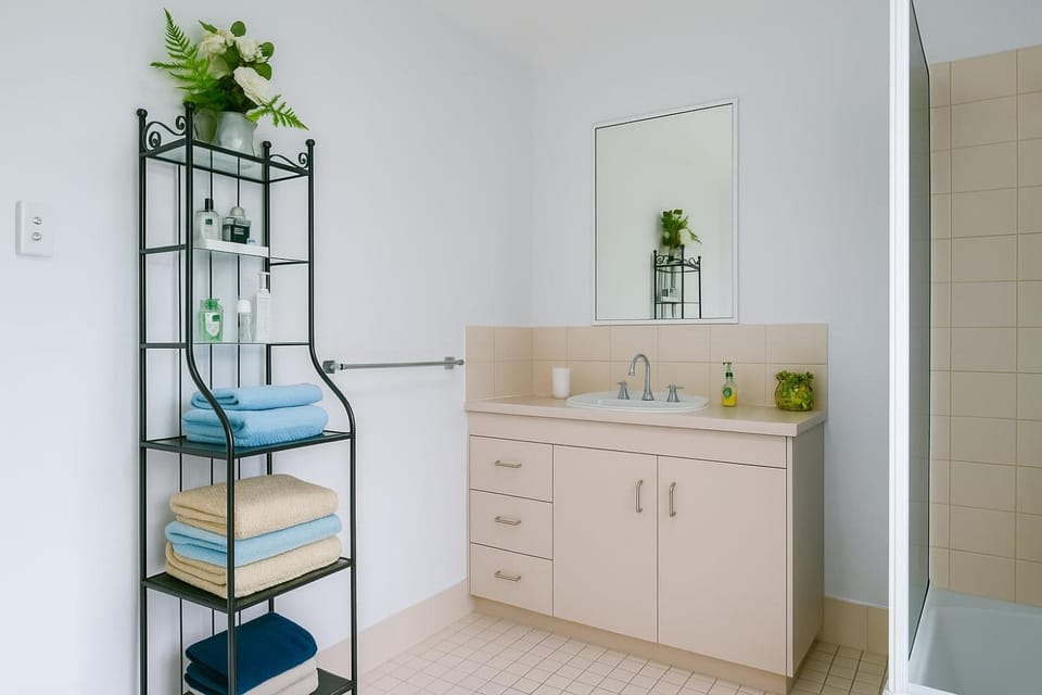Bathroom, Photo of the whole room, towels