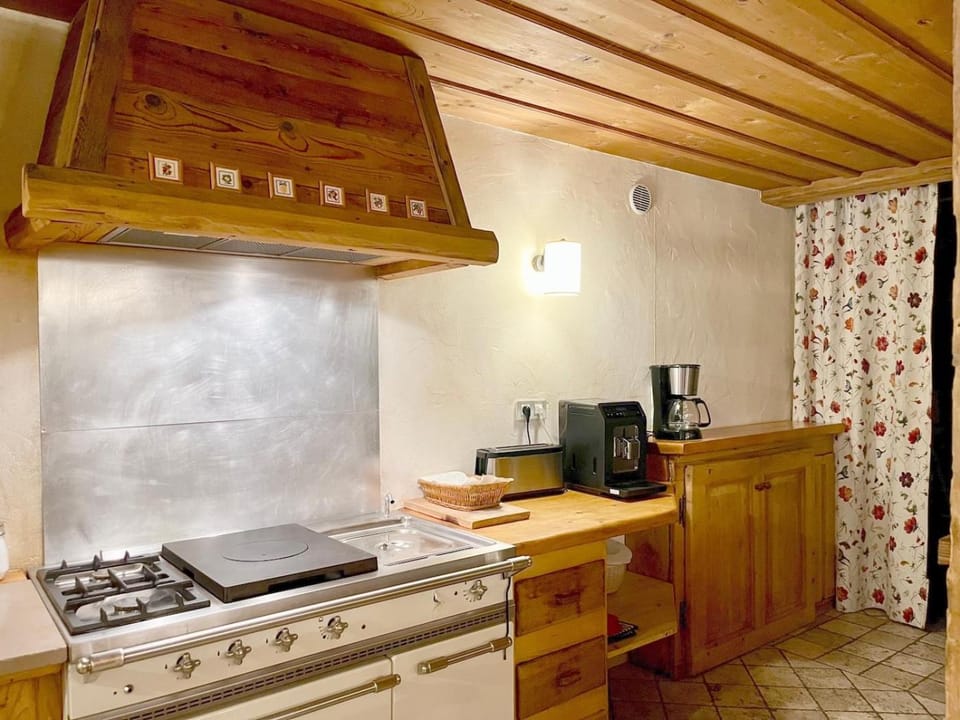 Coffee/tea facilities, dishwasher, oven, stove, toaster