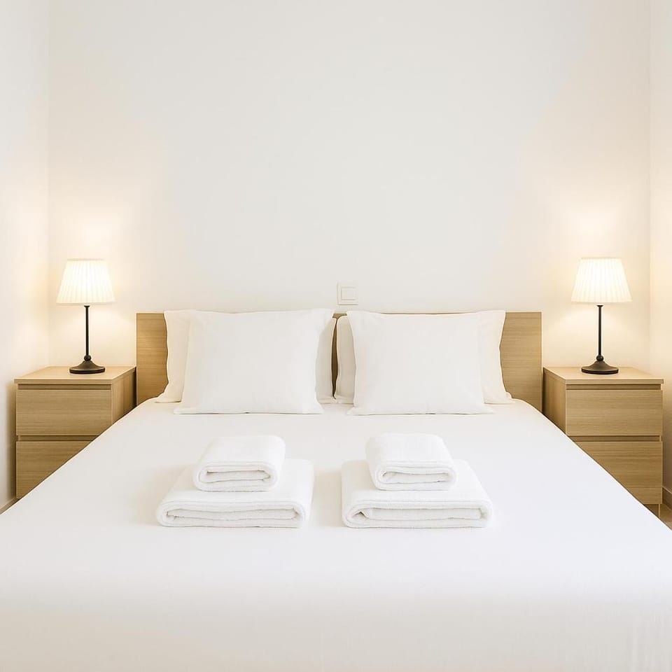 Bed, Bedroom, towels