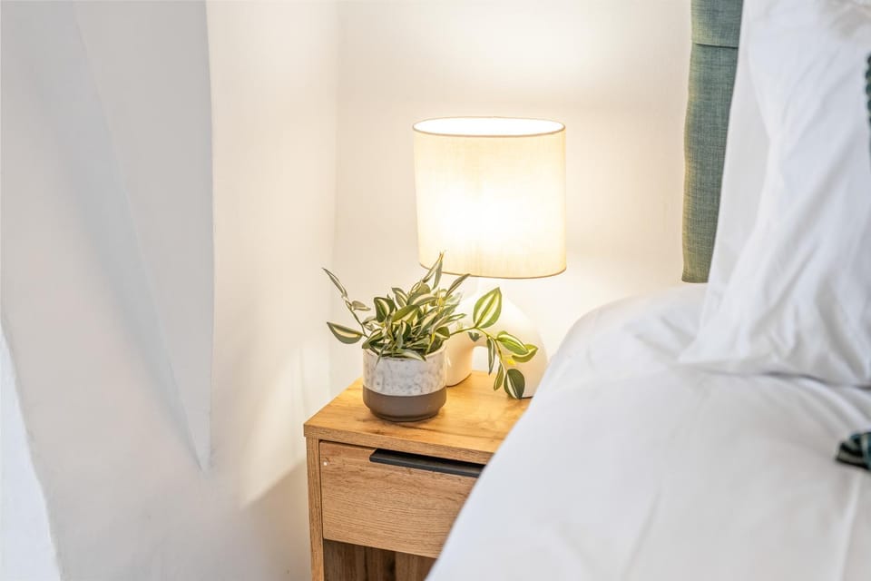 3BR Kingswood Cottage with Detached Unit House in South Oxfordshire District