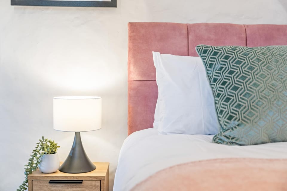 3BR Kingswood Cottage with Detached Unit House in South Oxfordshire District