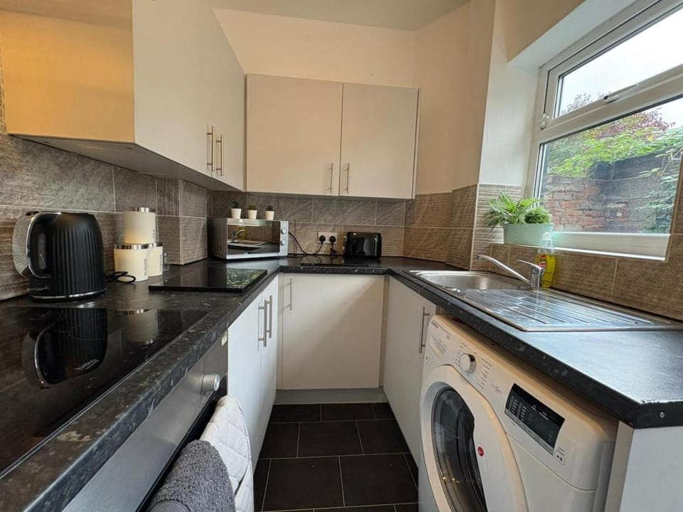 4 Bedroom Hidden Gem, 5 mins to City Centre House in Hull