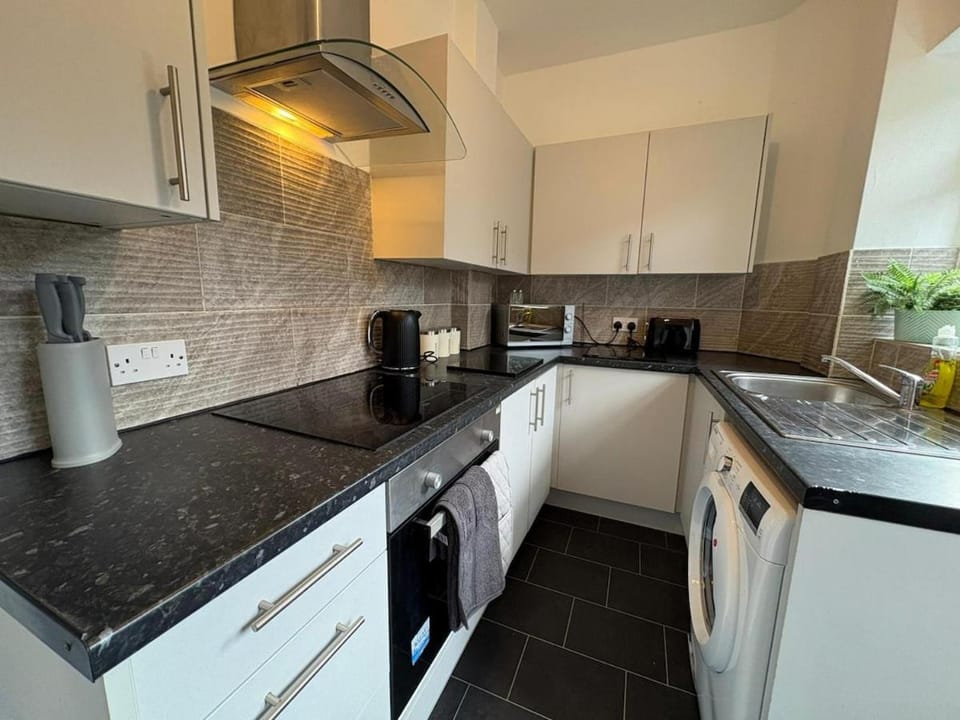 4 Bedroom Hidden Gem, 5 mins to City Centre House in Hull