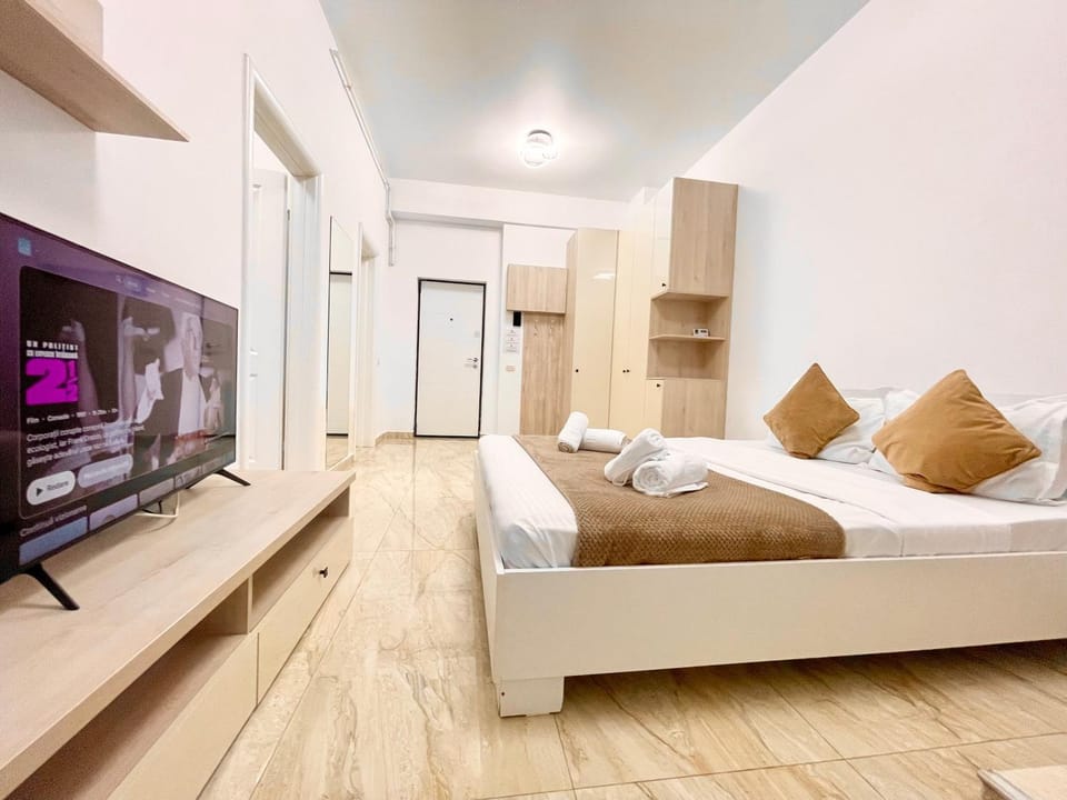 Bed, TV and multimedia, Photo of the whole room, Seating area, Evening entertainment, Bedroom, towels