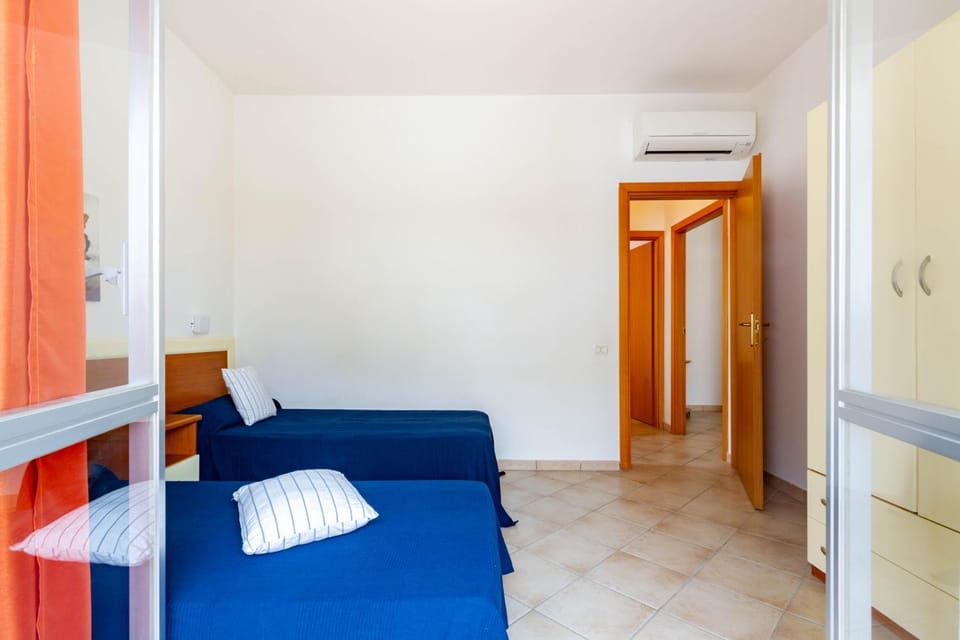 Photo of the whole room, Bedroom, air conditioner