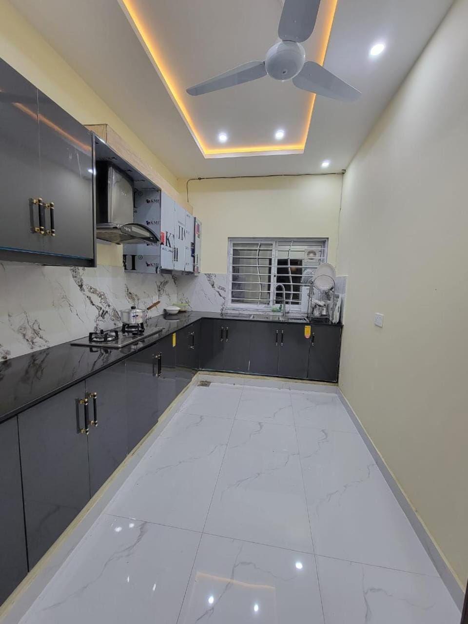 Kitchen or kitchenette, dishwasher, stove