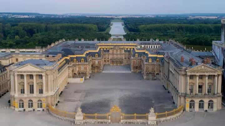 Before making request, read my profile host at bottom of page # House, garden, Eiffel Tower, Palace of Versailles Apartment in Saint-Cloud