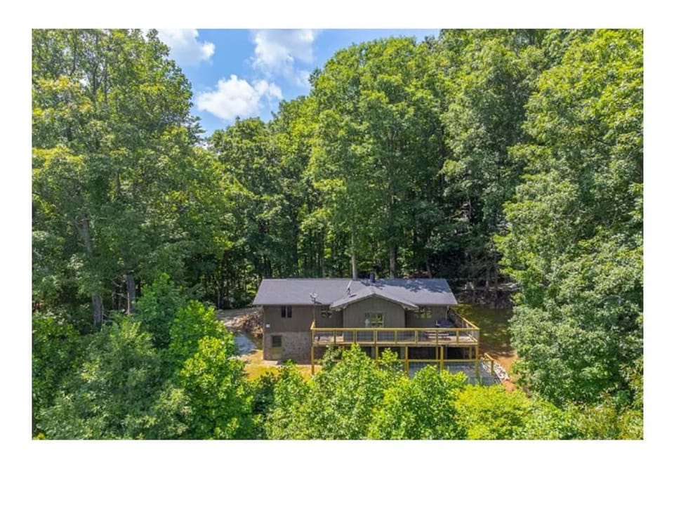 Mountain Retreat Fire Pit Hiking Trails BBQ House in Tennessee