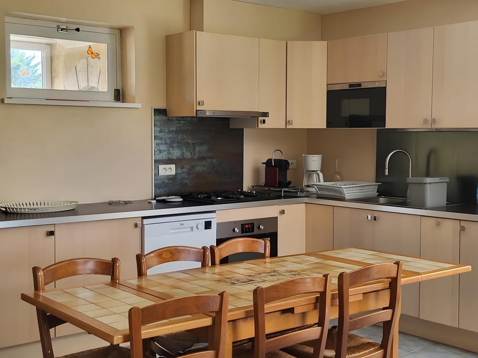 Kitchen or kitchenette, Living room