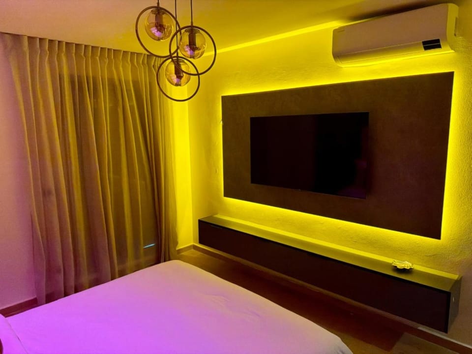 Bed, TV and multimedia, Photo of the whole room